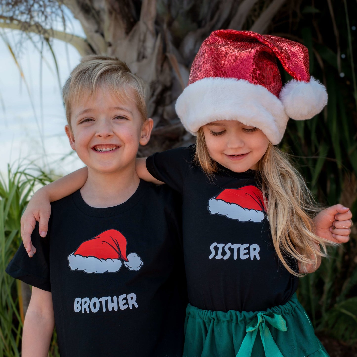 SISTER CHRISTMAS HAT KIDS T-SHIRT - Toots Kids