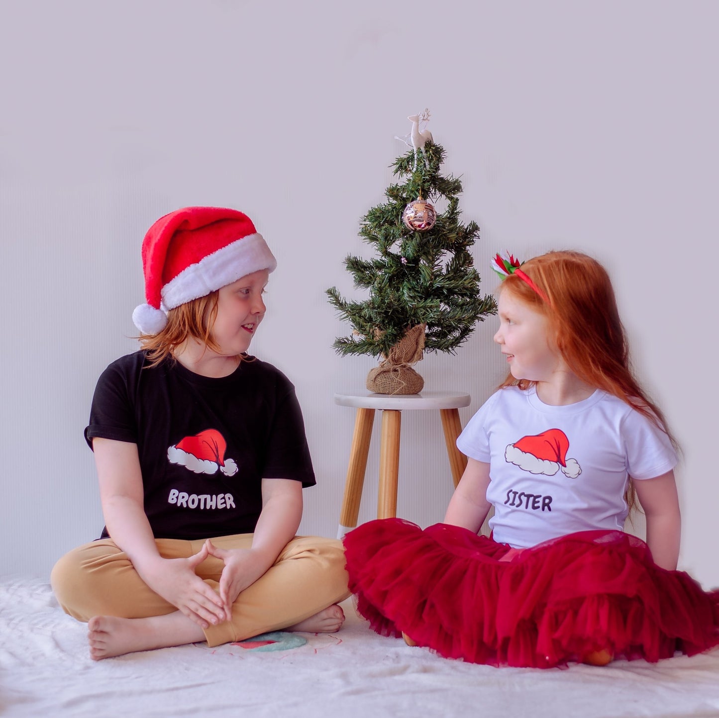SISTER CHRISTMAS HAT KIDS T-SHIRT - Toots Kids